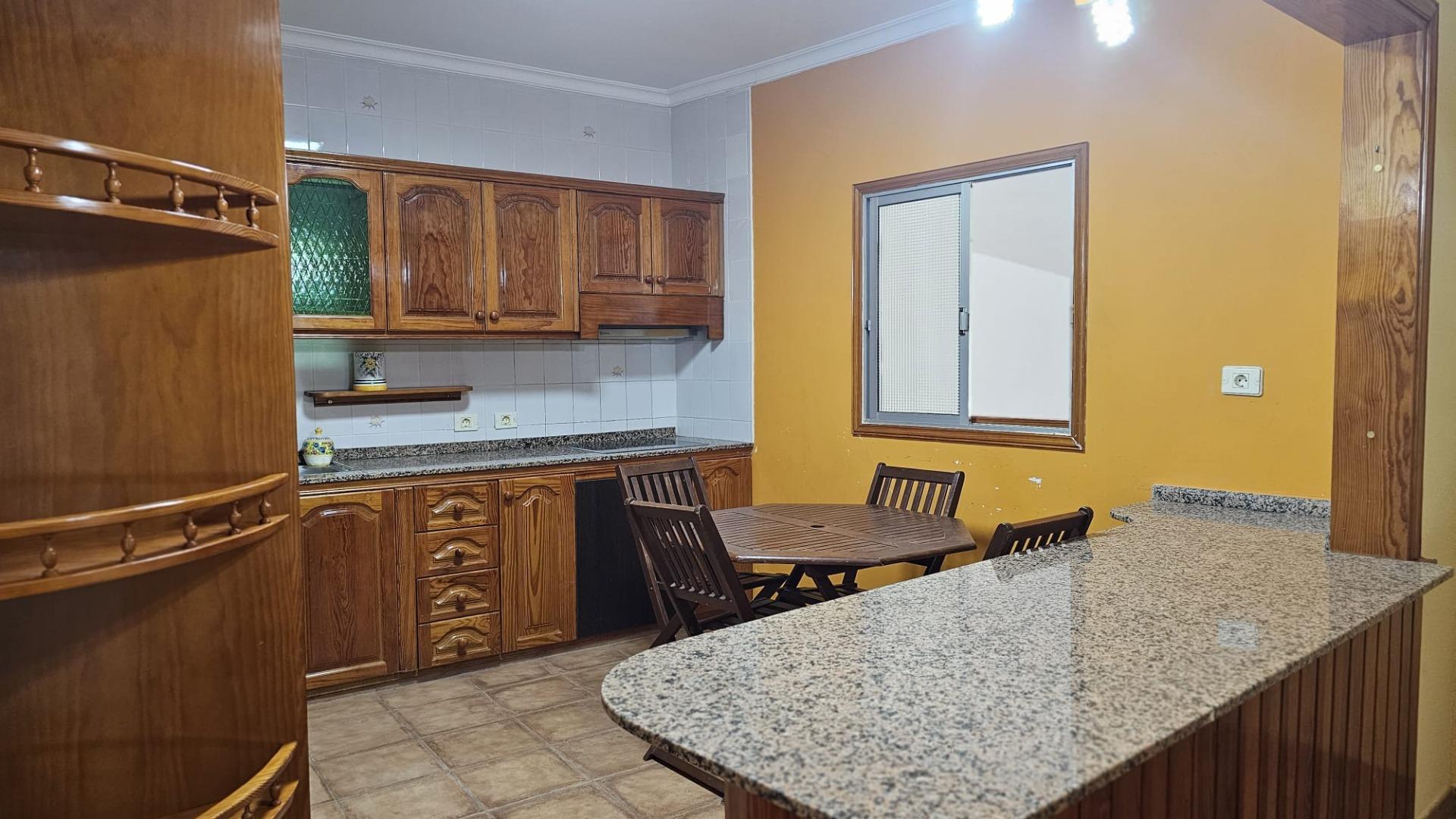 excelente casa terrera en venta con 5 apartamentos independientes en Sardina del Sur