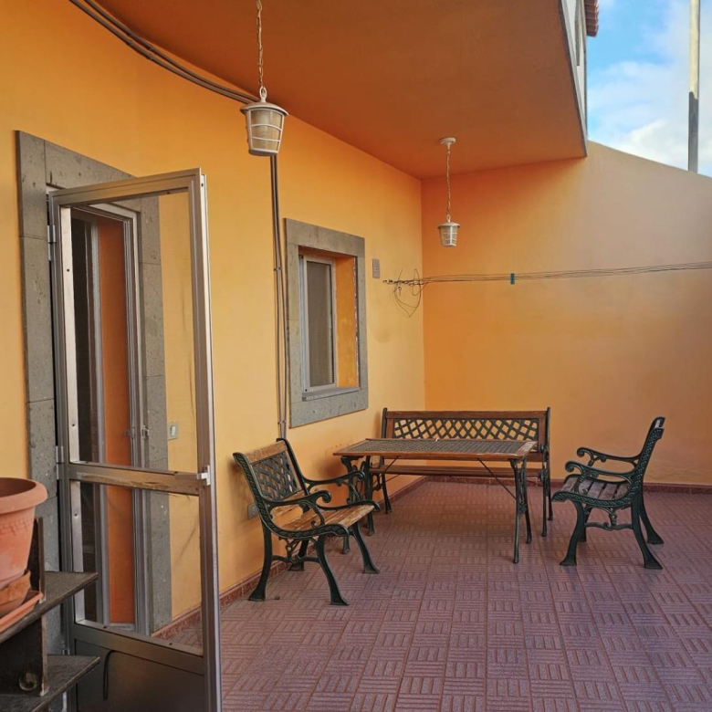 excelente casa terrera en venta con 5 apartamentos independientes en Sardina del Sur