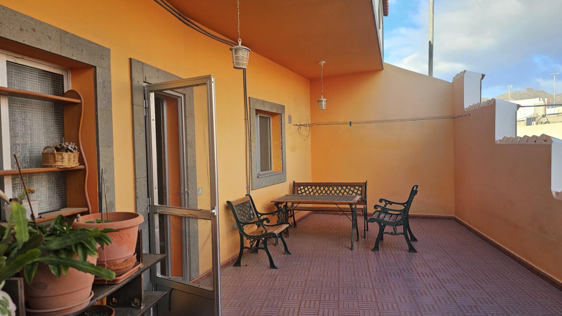 excelente casa terrera en venta con 5 apartamentos independientes en Sardina del Sur