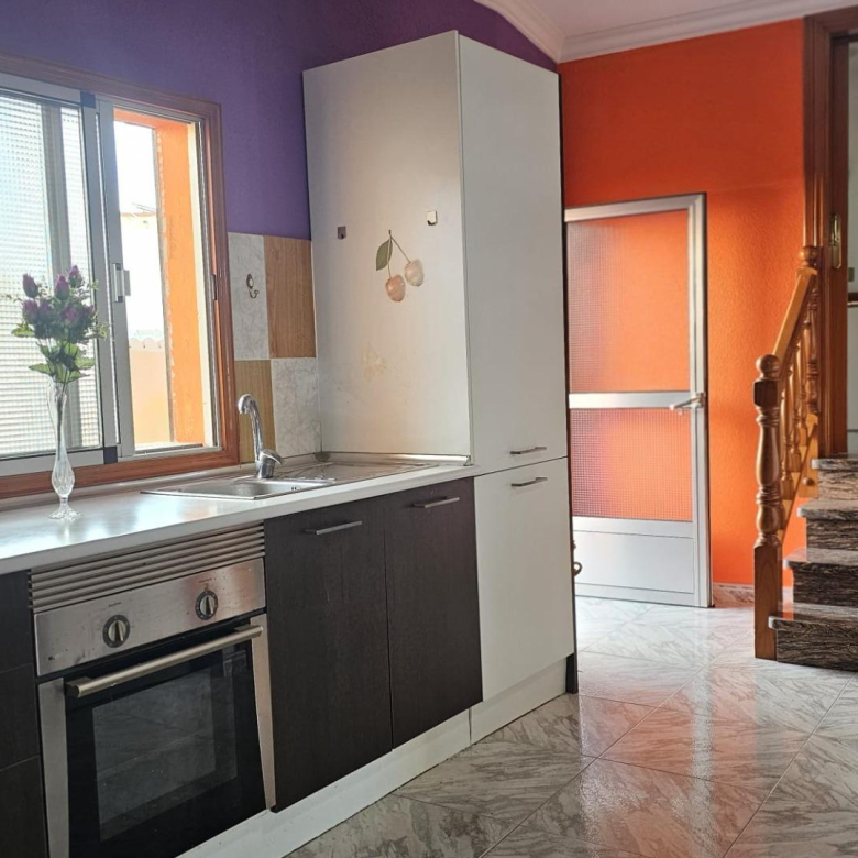 excelente casa terrera en venta con 5 apartamentos independientes en Sardina del Sur