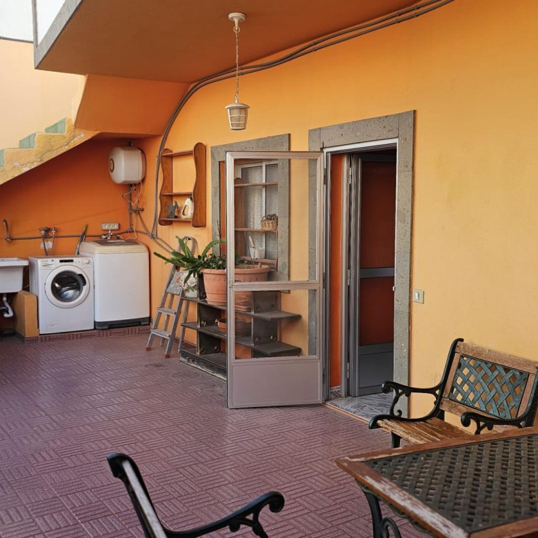 excelente casa terrera en venta con 5 apartamentos independientes en Sardina del Sur