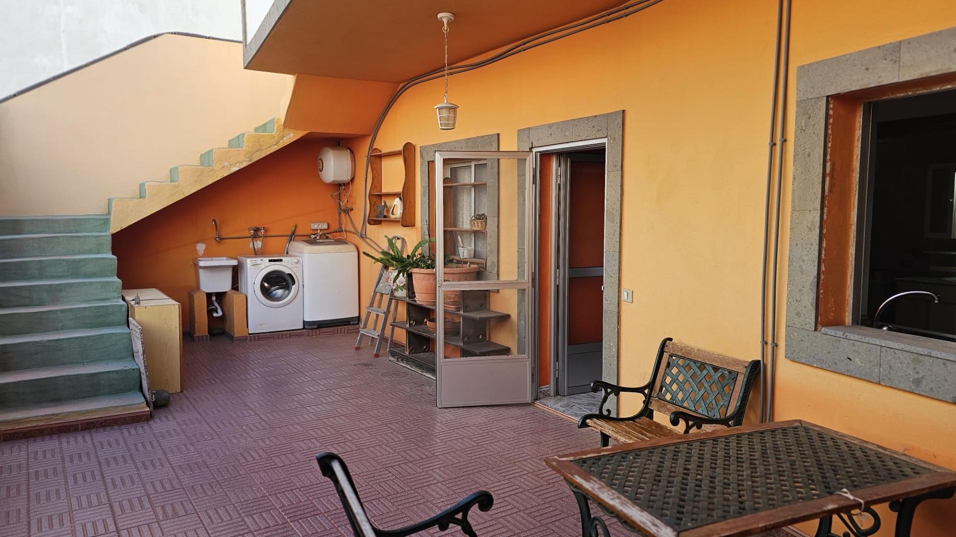 excelente casa terrera en venta con 5 apartamentos independientes en Sardina del Sur