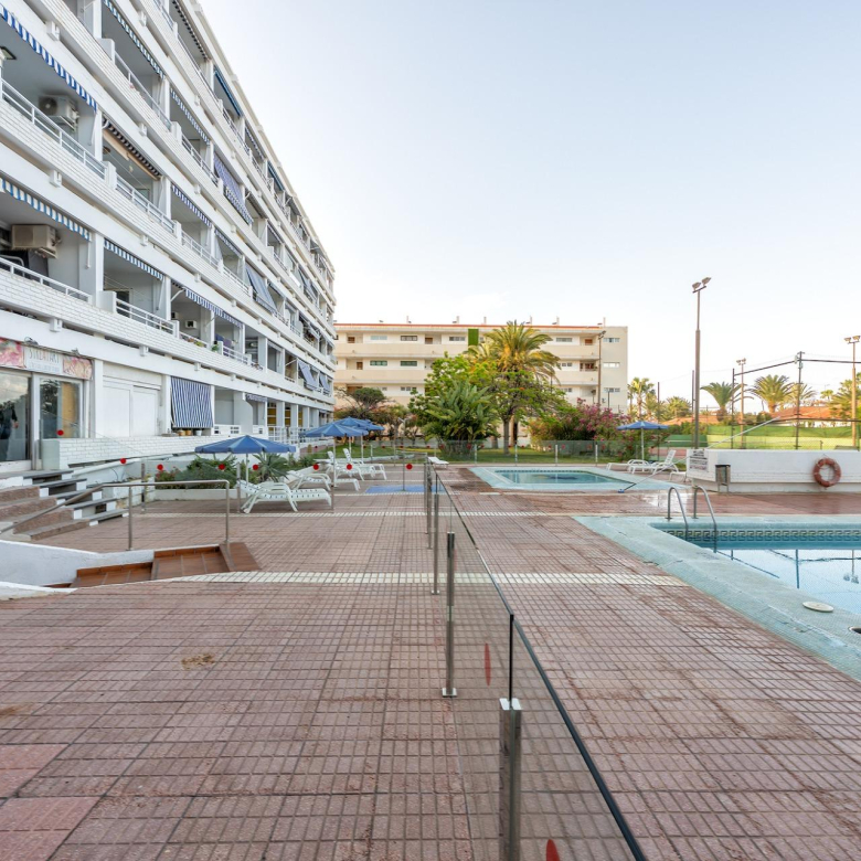 Oportunidad única en Playa del Inglés – Local/Loft con vistas a la piscina en Apartamentos Teneguía