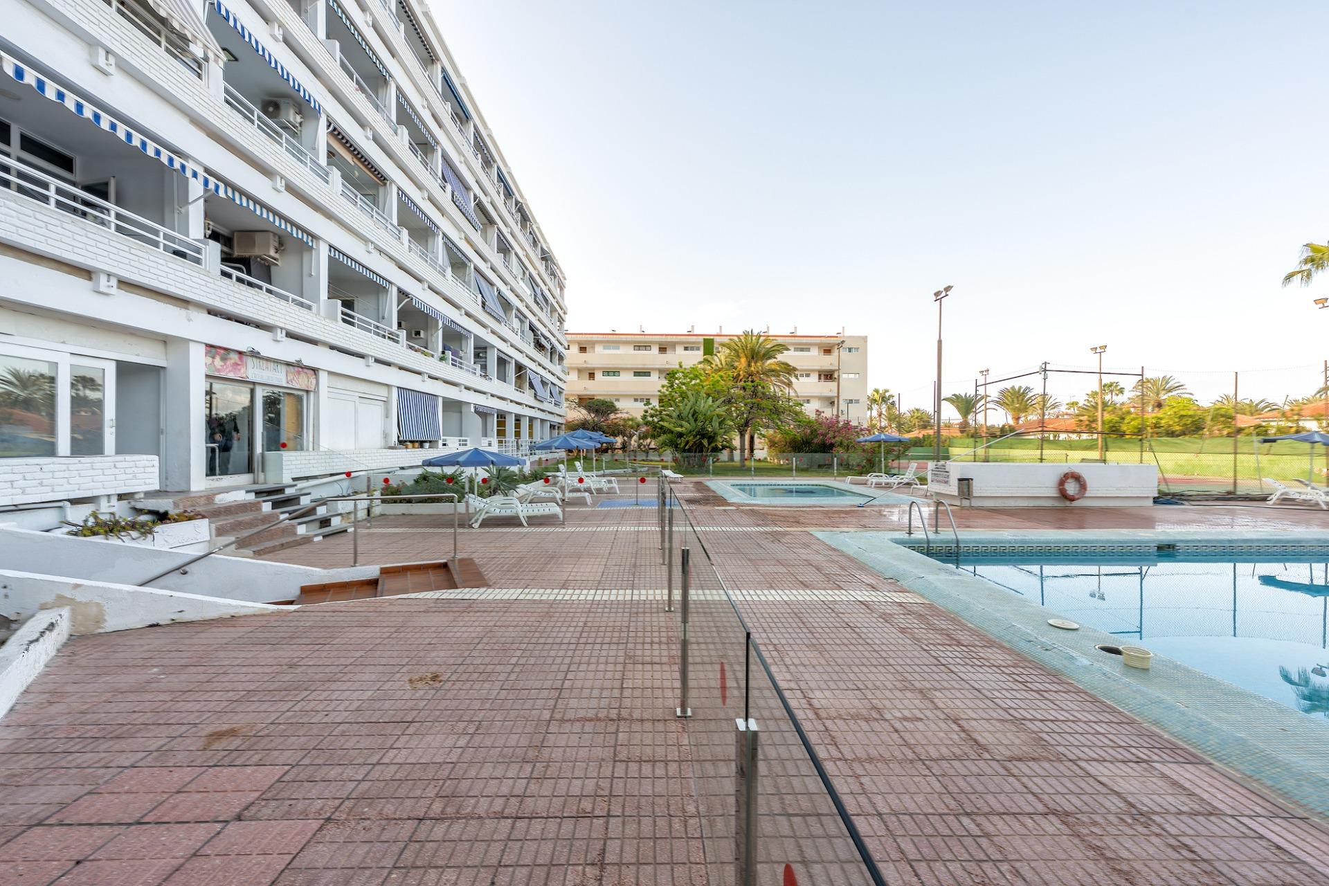 Oportunidad única en Playa del Inglés – Local/Loft con vistas a la piscina en Apartamentos Teneguía