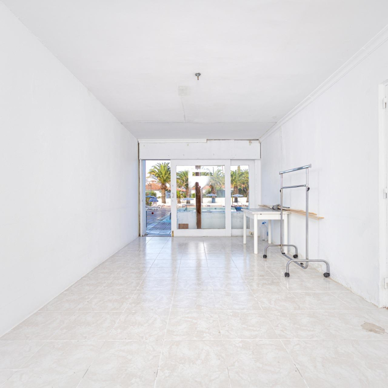 Oportunidad única en Playa del Inglés – Local/Loft con vistas a la piscina en Apartamentos Teneguía
