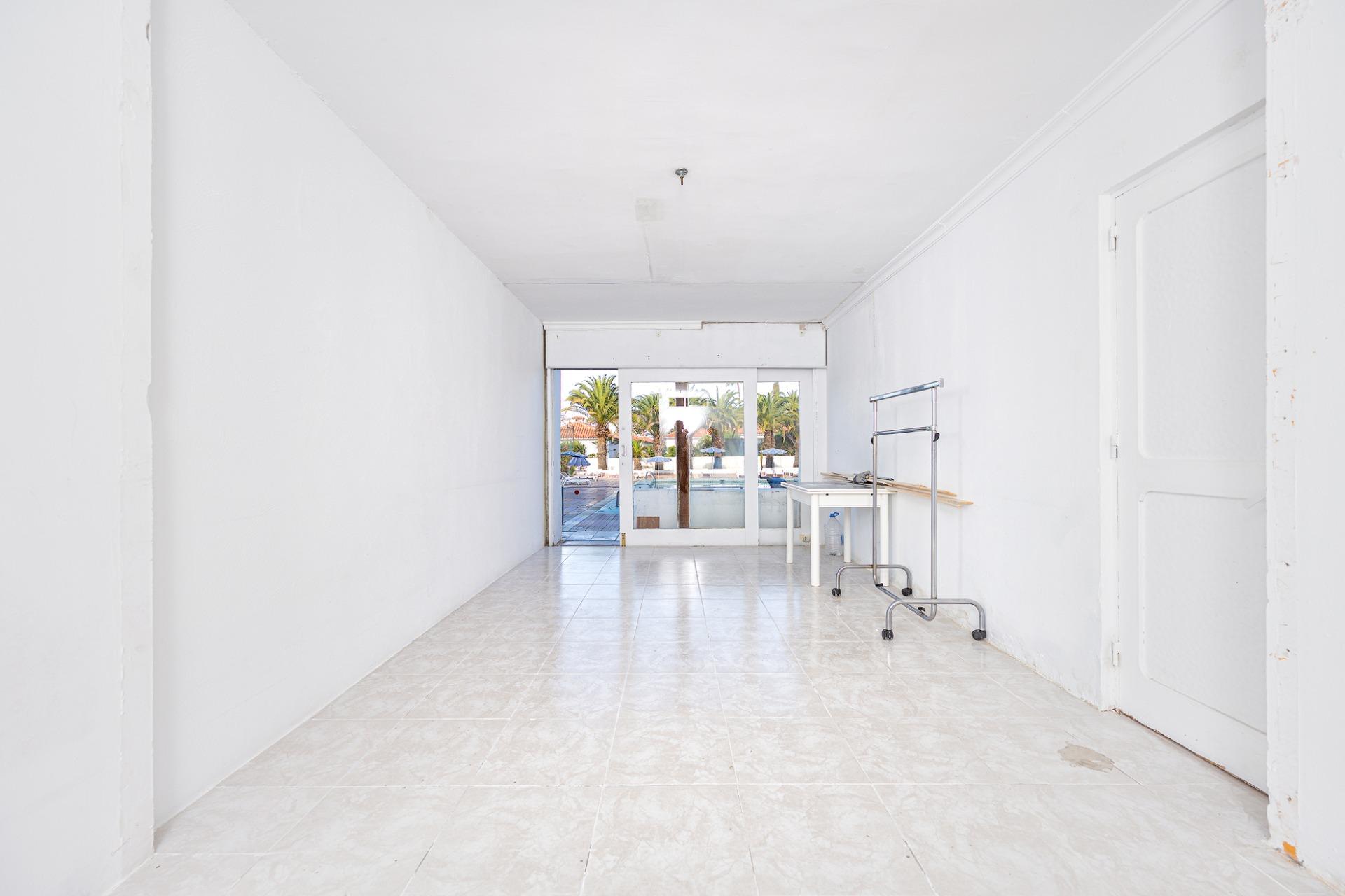 Oportunidad única en Playa del Inglés – Local/Loft con vistas a la piscina en Apartamentos Teneguía