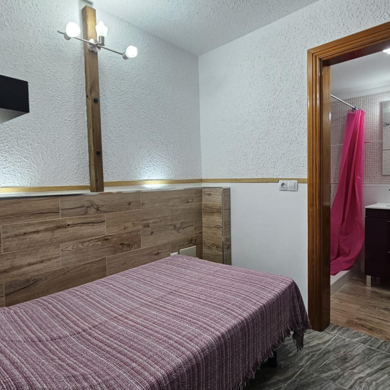 excelente casa terrera en venta con 5 apartamentos independientes en Sardina del Sur