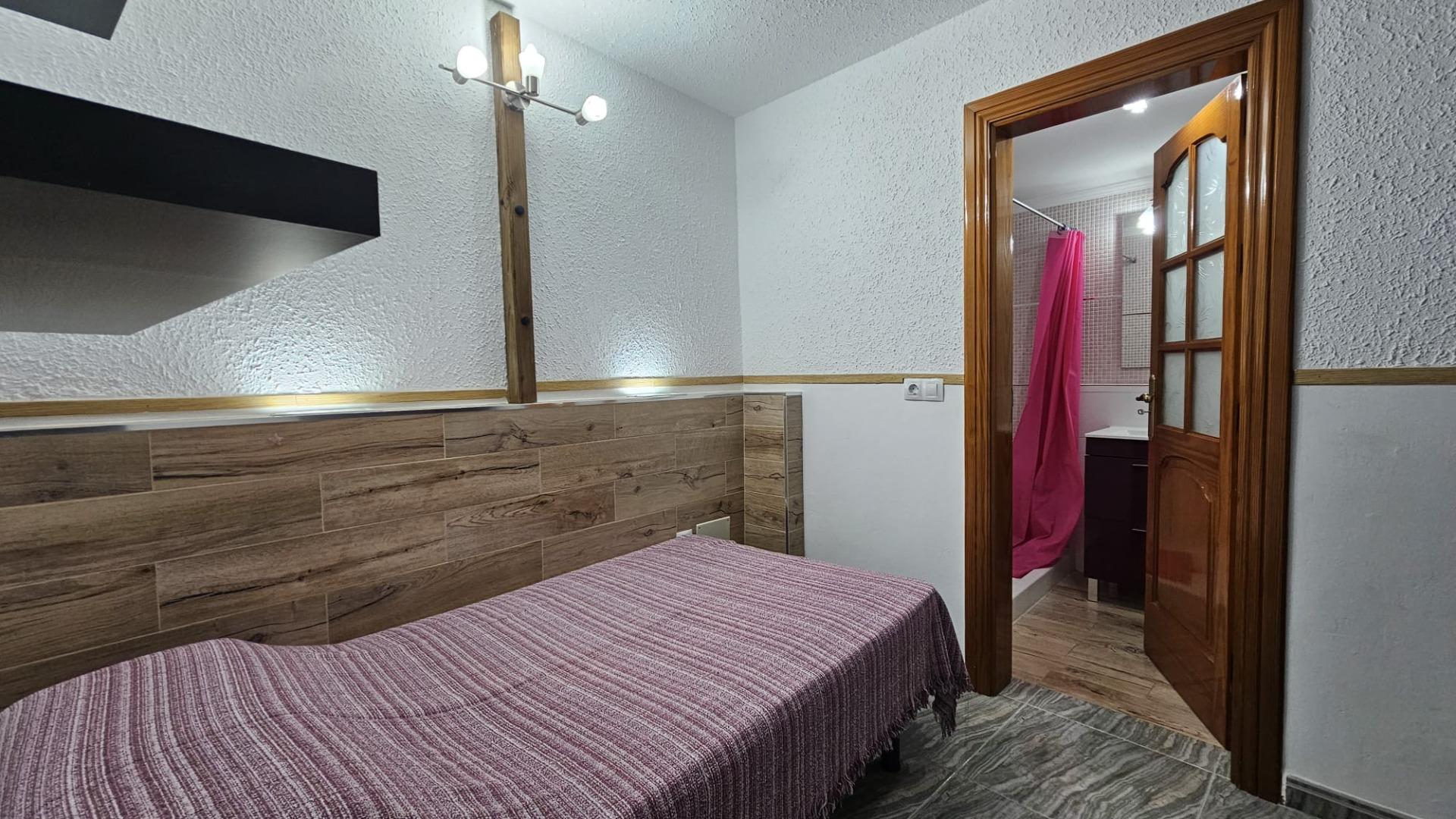excelente casa terrera en venta con 5 apartamentos independientes en Sardina del Sur