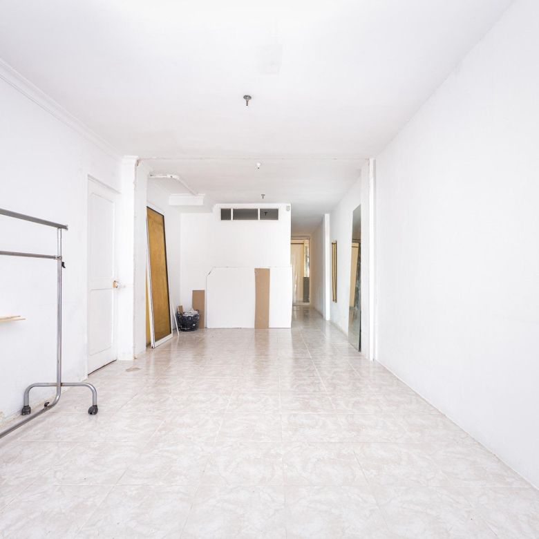 Oportunidad única en Playa del Inglés – Local/Loft con vistas a la piscina en Apartamentos Teneguía