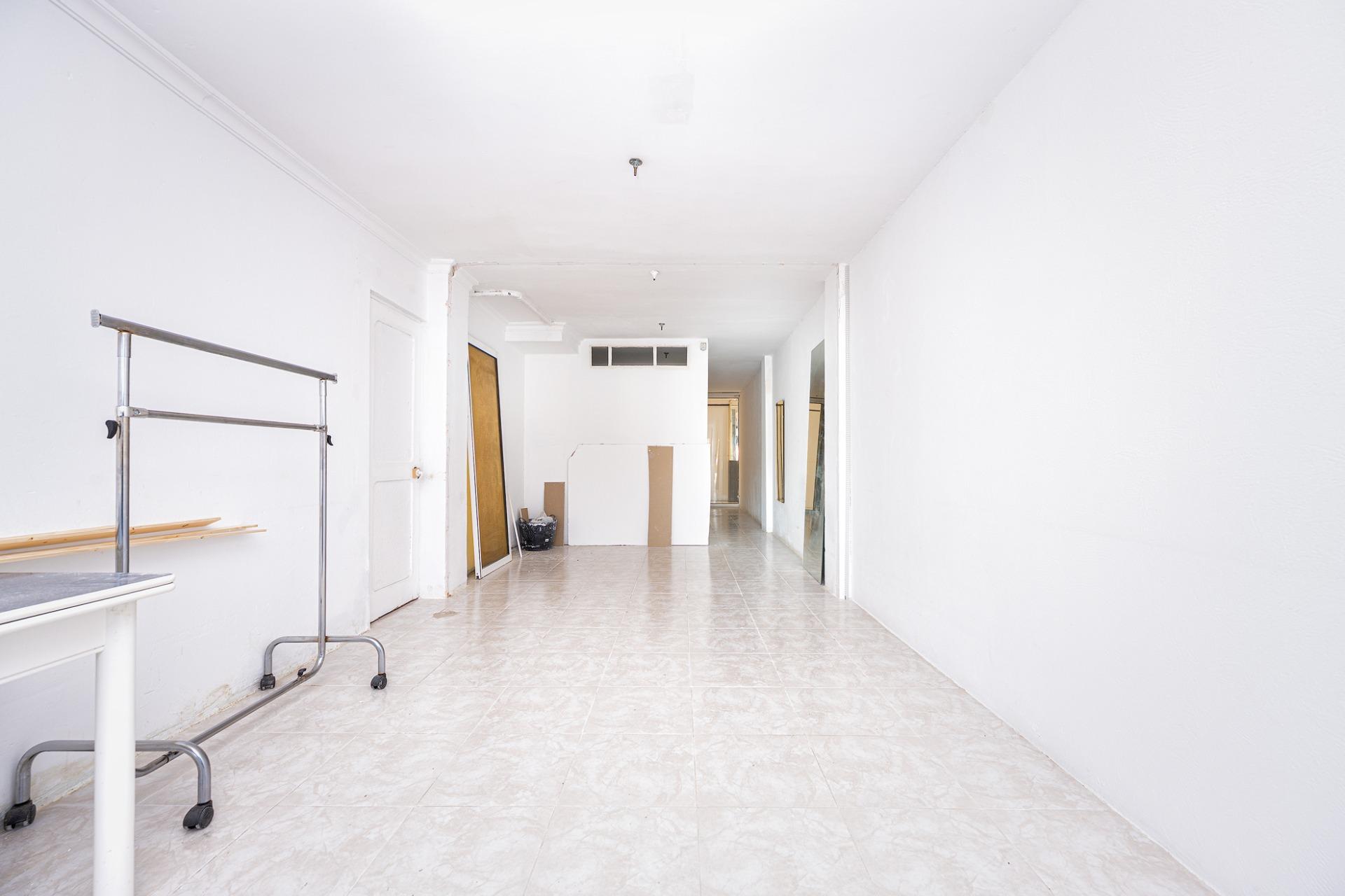 Oportunidad única en Playa del Inglés – Local/Loft con vistas a la piscina en Apartamentos Teneguía