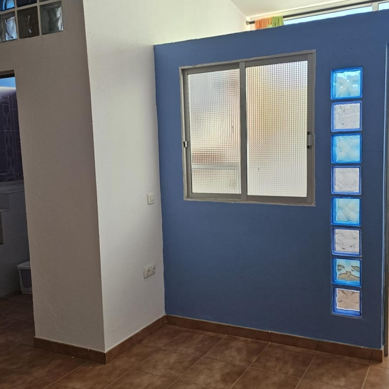 excelente casa terrera en venta con 5 apartamentos independientes en Sardina del Sur