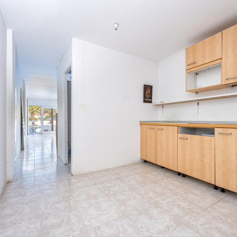 Oportunidad única en Playa del Inglés – Local/Loft con vistas a la piscina en Apartamentos Teneguía
