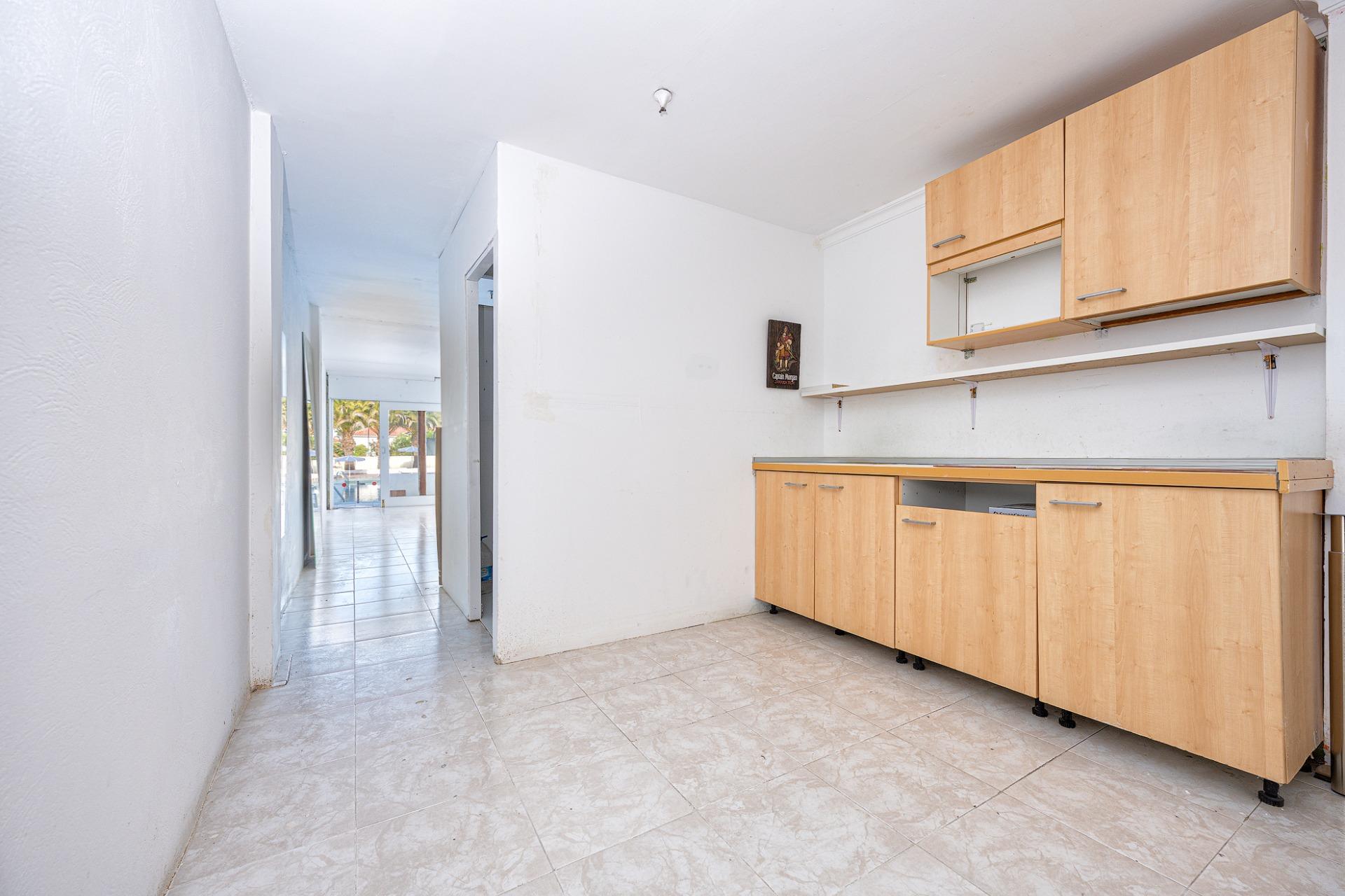 Oportunidad única en Playa del Inglés – Local/Loft con vistas a la piscina en Apartamentos Teneguía