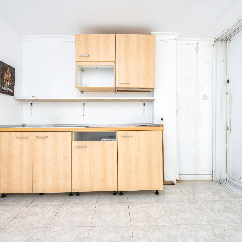 Oportunidad única en Playa del Inglés – Local/Loft con vistas a la piscina en Apartamentos Teneguía