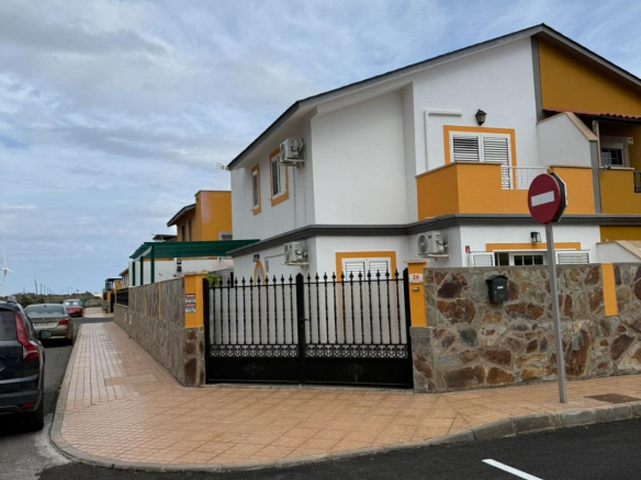 Chalet Pareado de 3 dormitorios en Esquina con Jardín y Aparcamiento en Castillo del Romeral