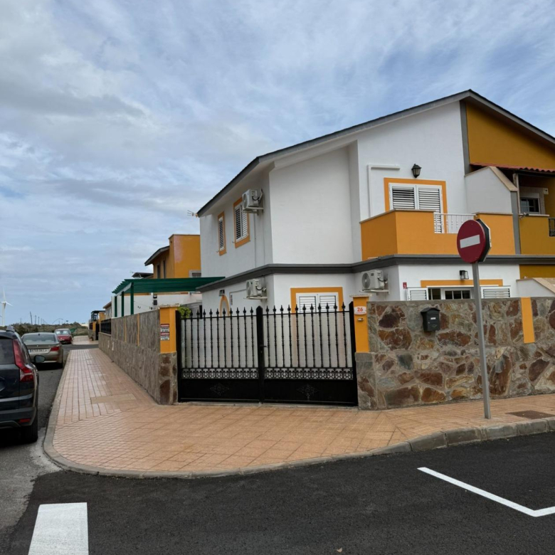 Chalet Pareado de 3 dormitorios en Esquina con Jardín y Aparcamiento en Castillo del Romeral