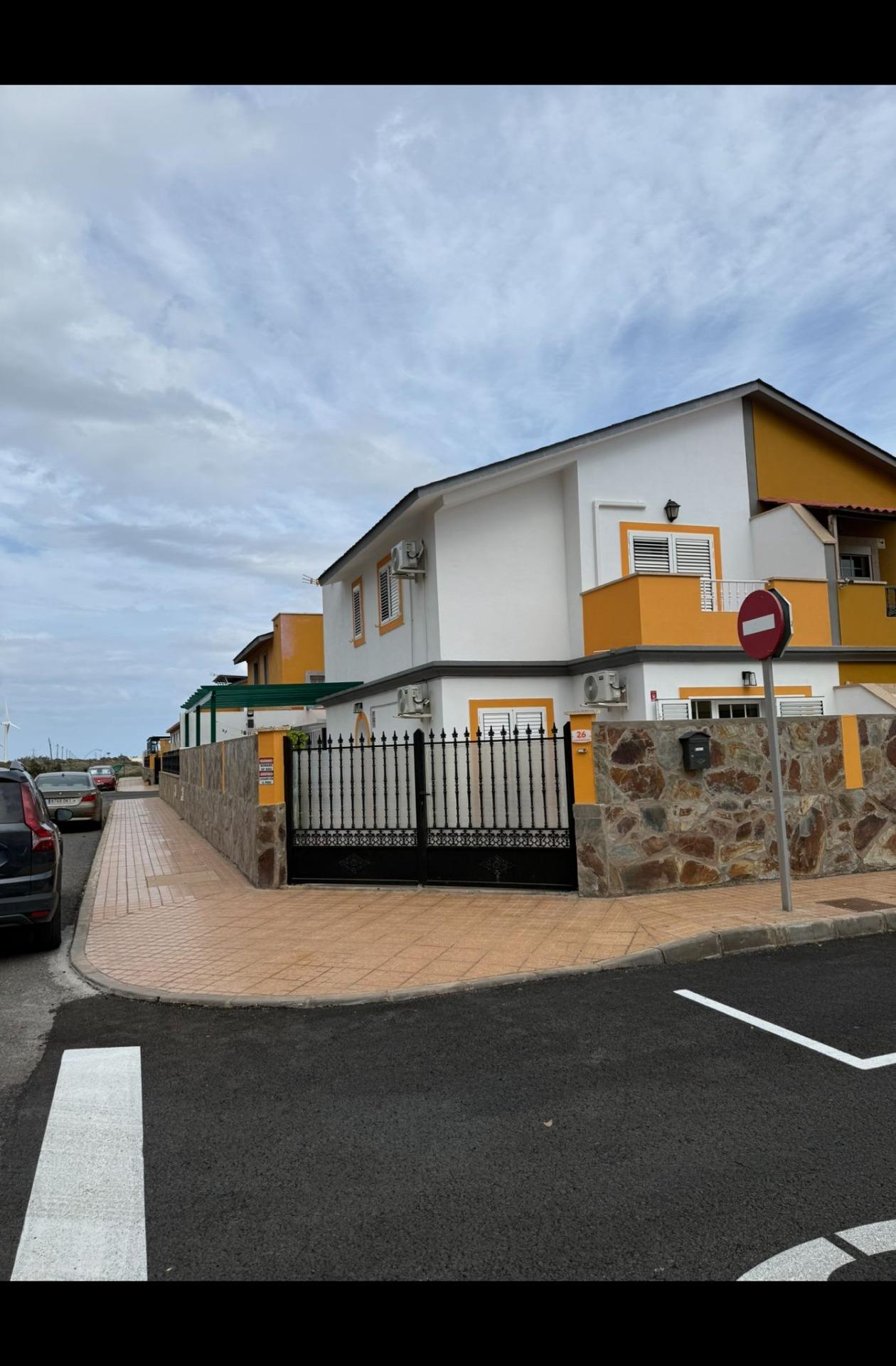 Chalet Pareado de 3 dormitorios en Esquina con Jardín y Aparcamiento en Castillo del Romeral