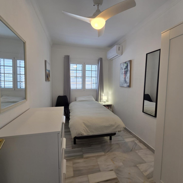 Chalet Pareado de 3 dormitorios en Esquina con Jardín y Aparcamiento en Castillo del Romeral