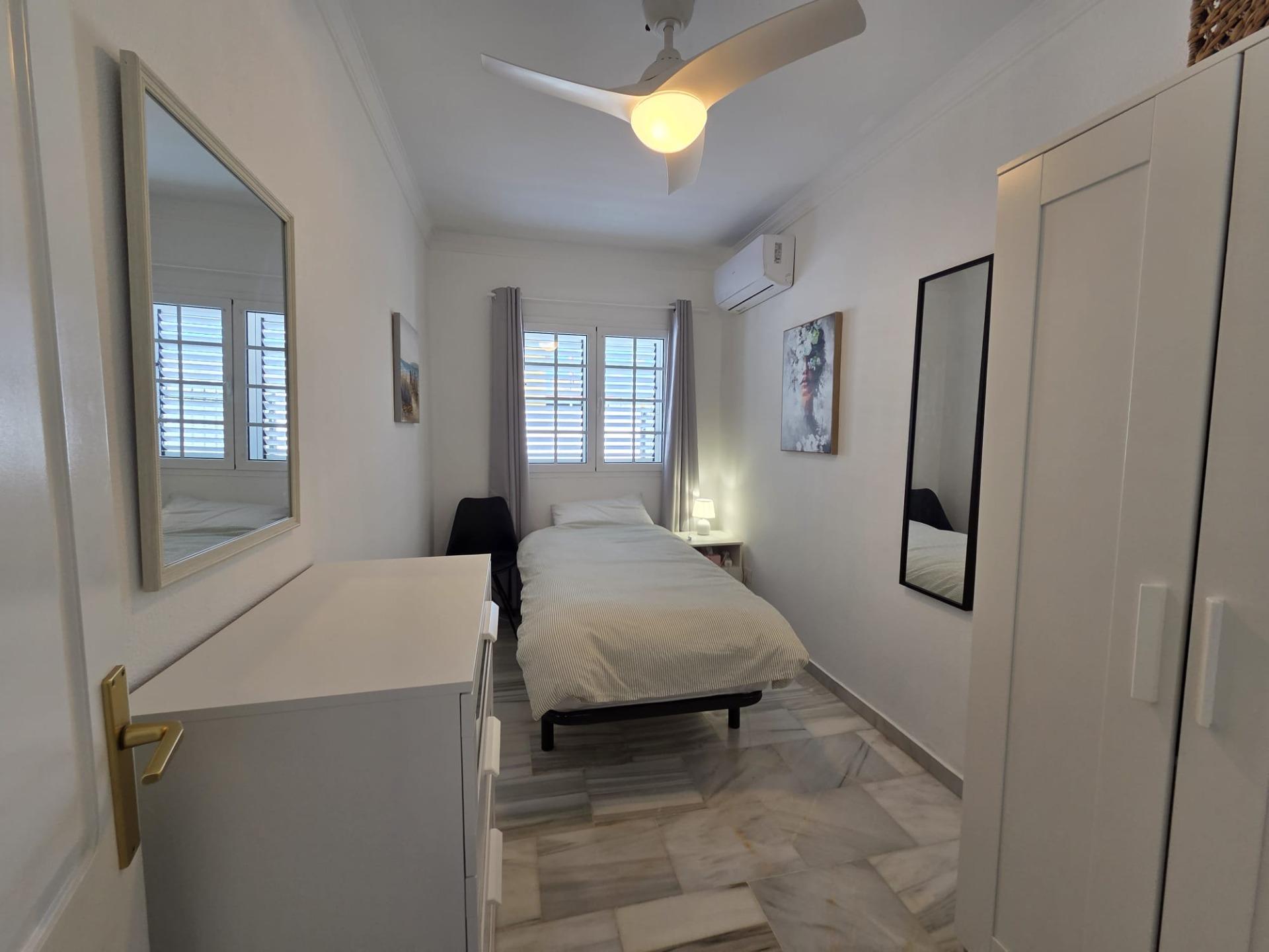 Chalet Pareado de 3 dormitorios en Esquina con Jardín y Aparcamiento en Castillo del Romeral