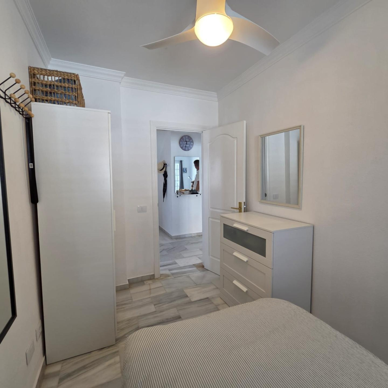Chalet Pareado de 3 dormitorios en Esquina con Jardín y Aparcamiento en Castillo del Romeral