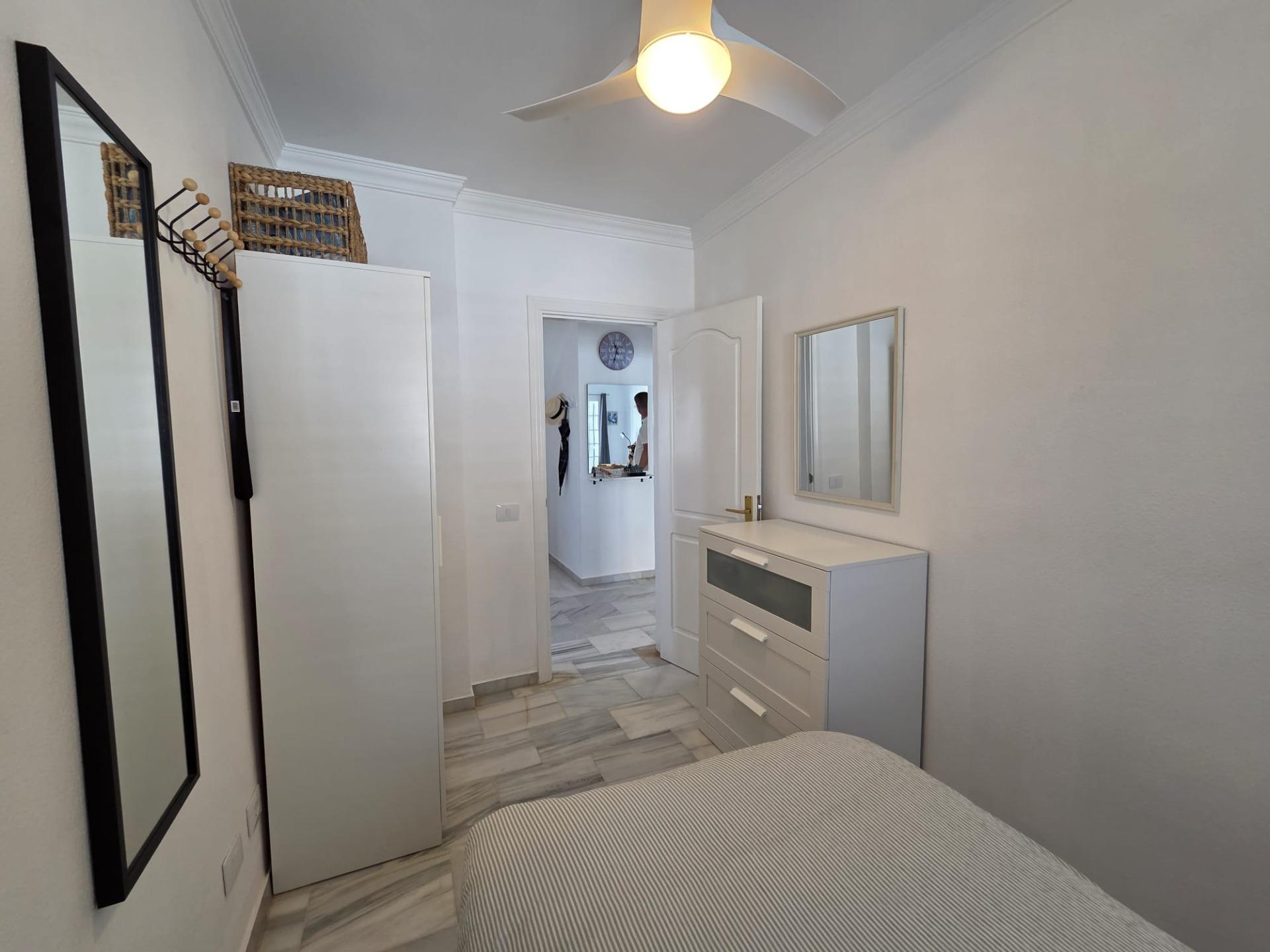 Chalet Pareado de 3 dormitorios en Esquina con Jardín y Aparcamiento en Castillo del Romeral