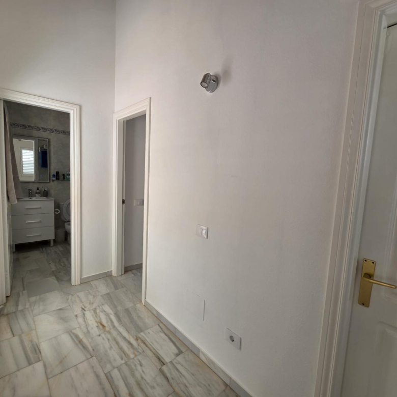 Chalet Pareado de 3 dormitorios en Esquina con Jardín y Aparcamiento en Castillo del Romeral