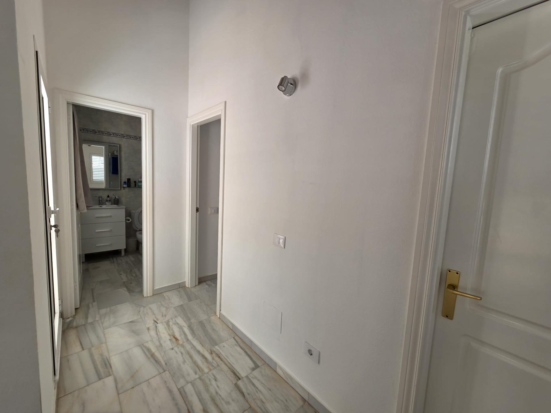 Chalet Pareado de 3 dormitorios en Esquina con Jardín y Aparcamiento en Castillo del Romeral