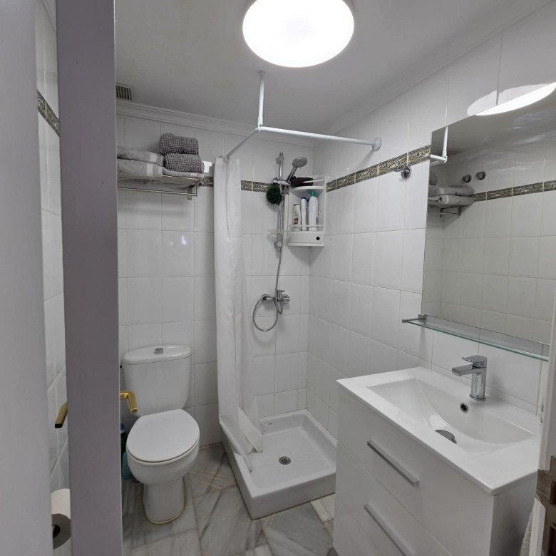 Chalet Pareado de 3 dormitorios en Esquina con Jardín y Aparcamiento en Castillo del Romeral