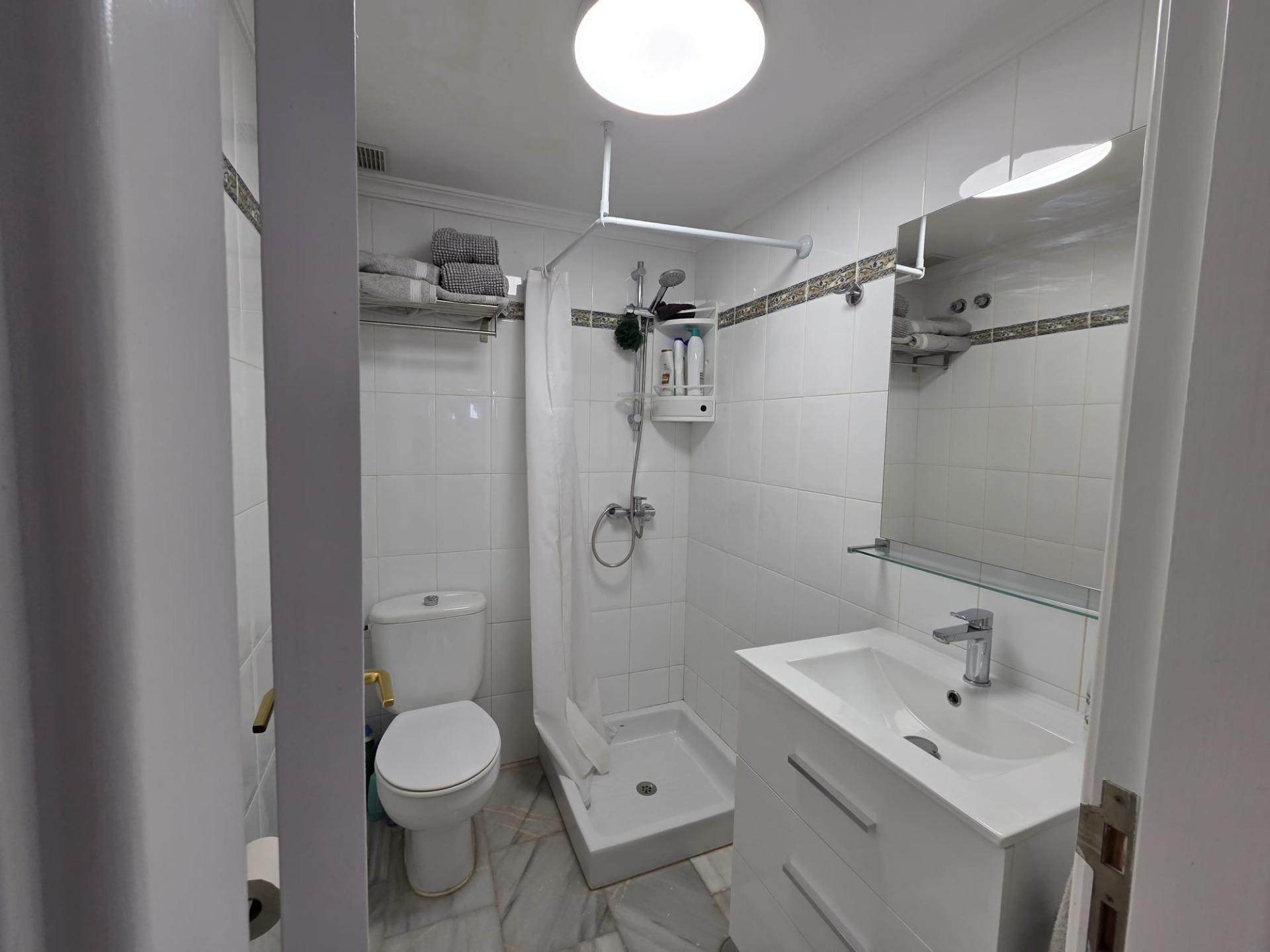 Chalet Pareado de 3 dormitorios en Esquina con Jardín y Aparcamiento en Castillo del Romeral
