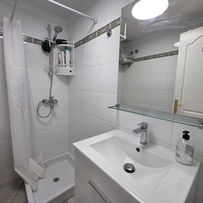 Chalet Pareado de 3 dormitorios en Esquina con Jardín y Aparcamiento en Castillo del Romeral