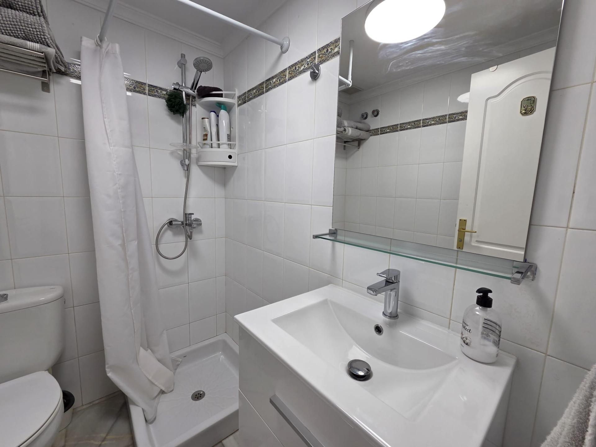 Chalet Pareado de 3 dormitorios en Esquina con Jardín y Aparcamiento en Castillo del Romeral