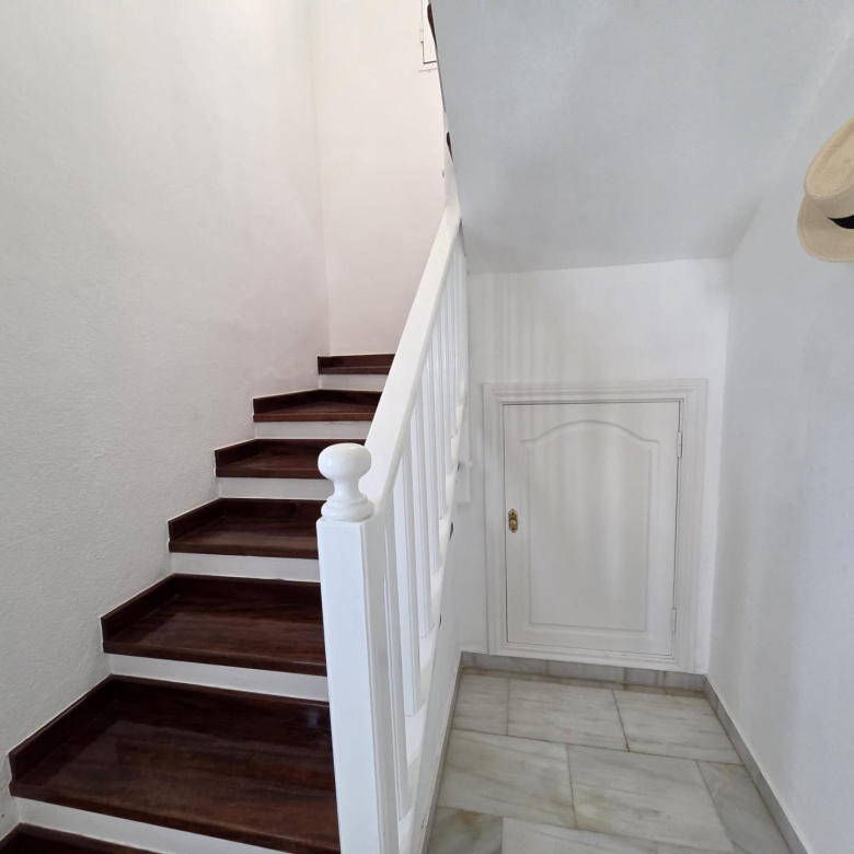 Chalet Pareado de 3 dormitorios en Esquina con Jardín y Aparcamiento en Castillo del Romeral