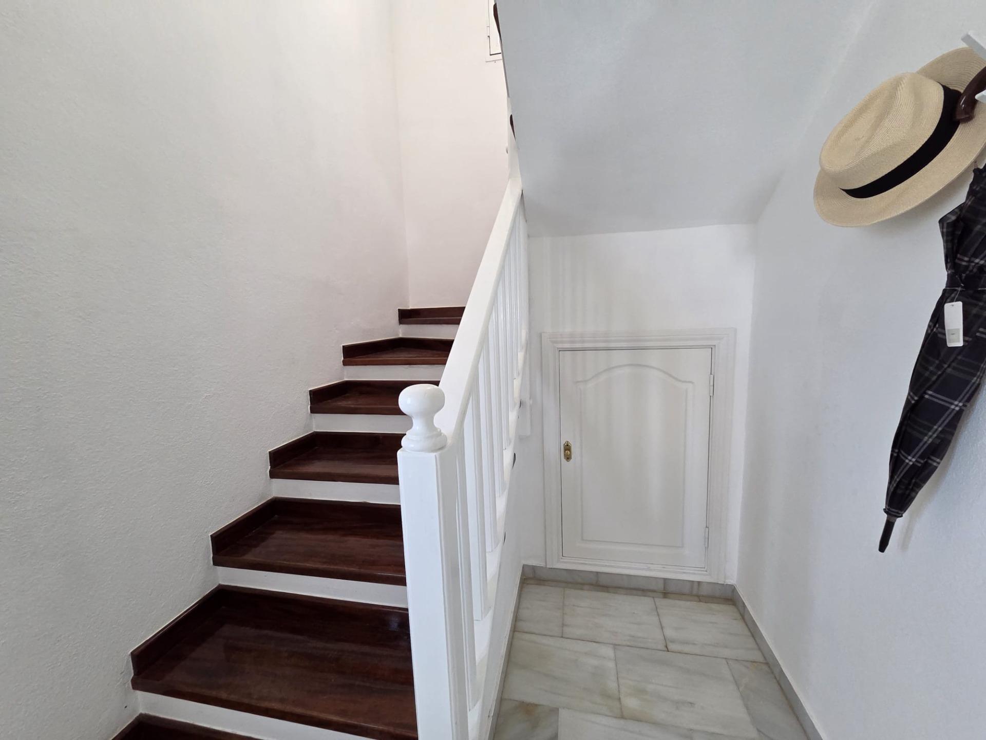 Chalet Pareado de 3 dormitorios en Esquina con Jardín y Aparcamiento en Castillo del Romeral