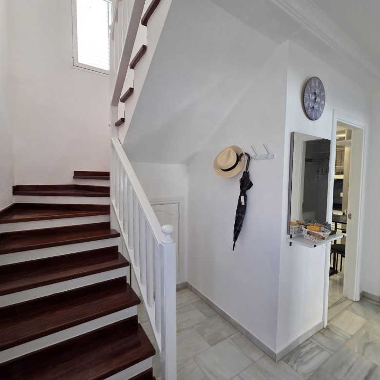 Chalet Pareado de 3 dormitorios en Esquina con Jardín y Aparcamiento en Castillo del Romeral