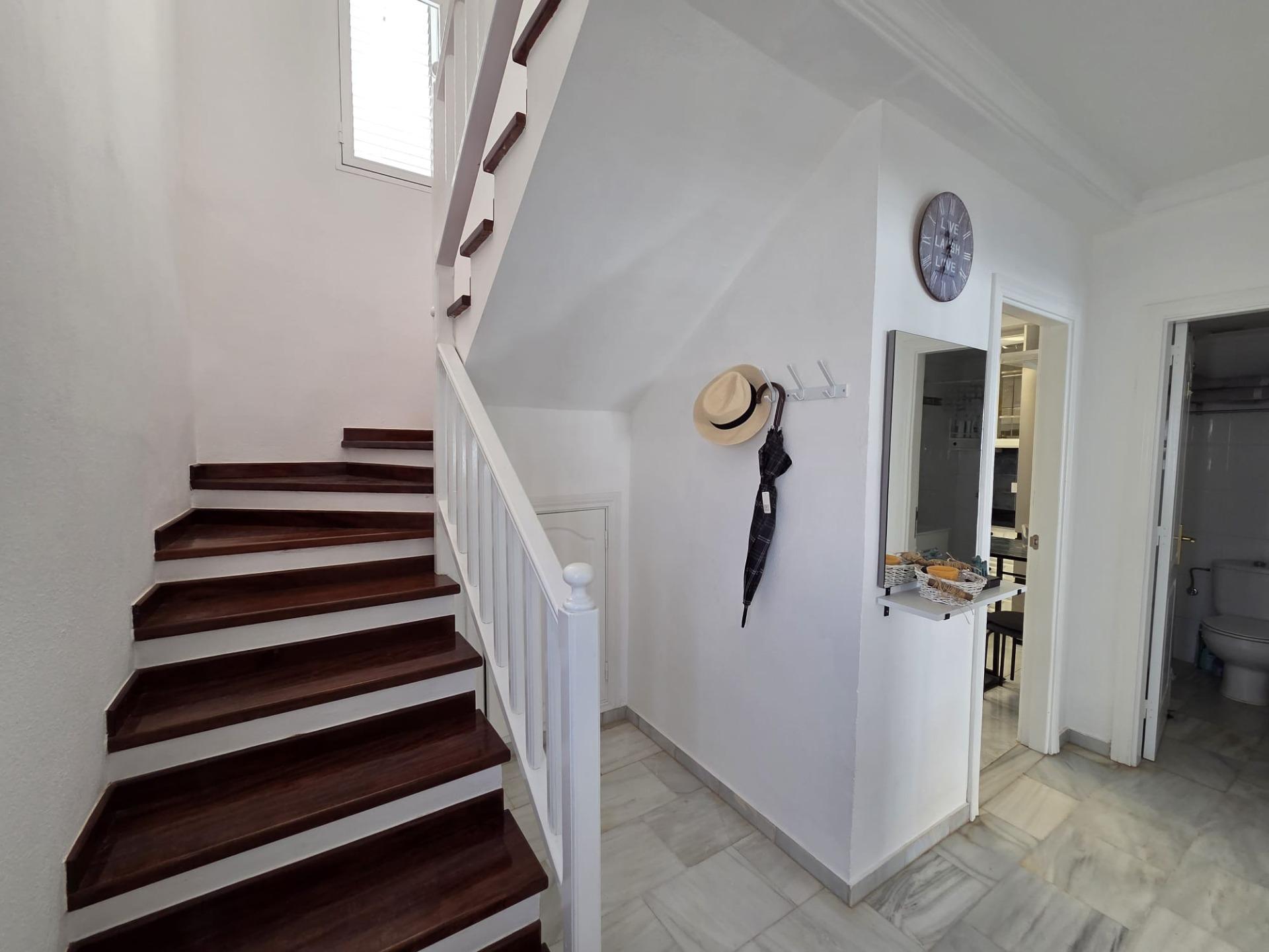 Chalet Pareado de 3 dormitorios en Esquina con Jardín y Aparcamiento en Castillo del Romeral