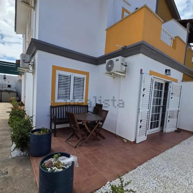 Chalet Pareado de 3 dormitorios en Esquina con Jardín y Aparcamiento en Castillo del Romeral