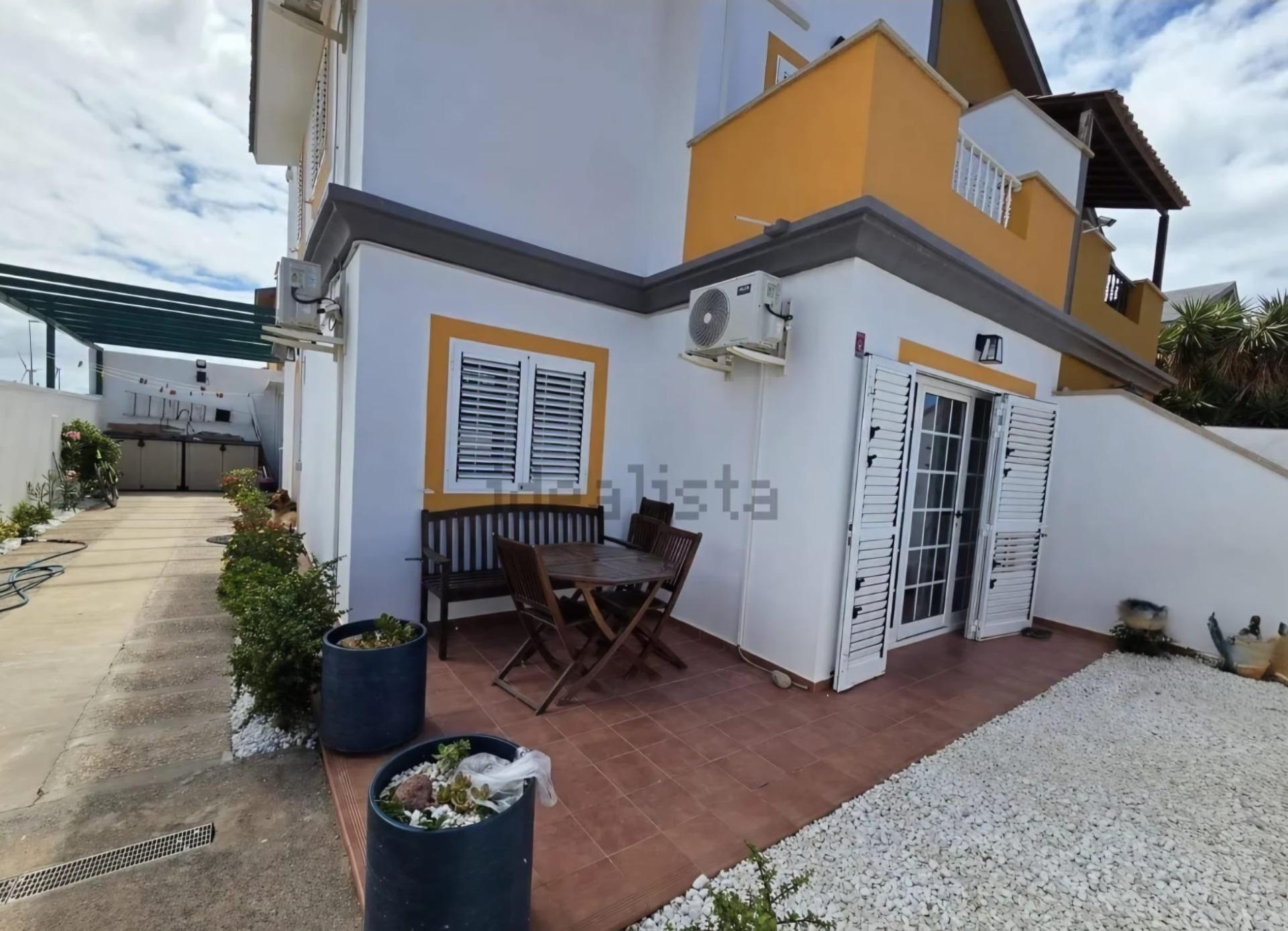 Chalet Pareado de 3 dormitorios en Esquina con Jardín y Aparcamiento en Castillo del Romeral