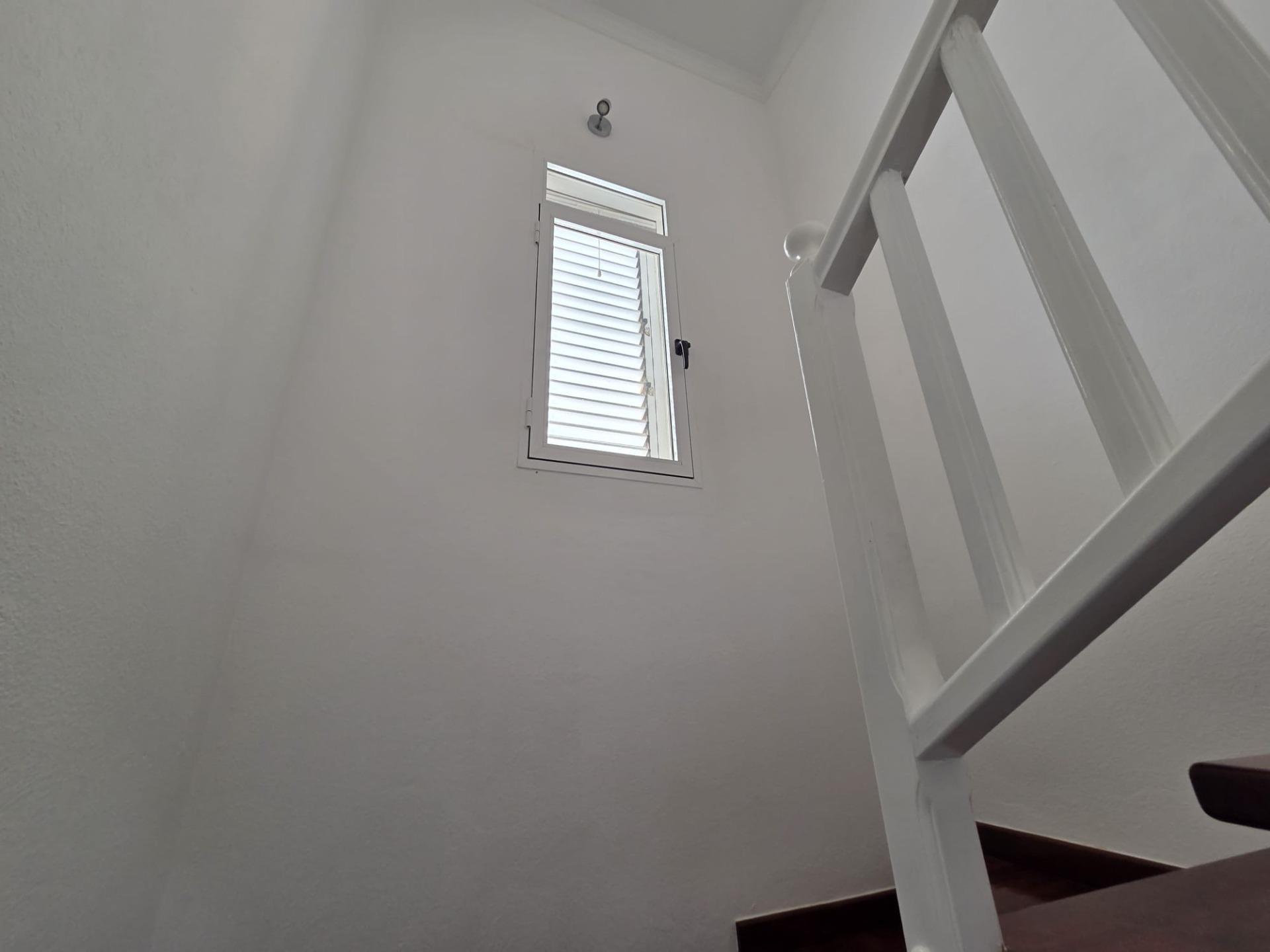 Chalet Pareado de 3 dormitorios en Esquina con Jardín y Aparcamiento en Castillo del Romeral