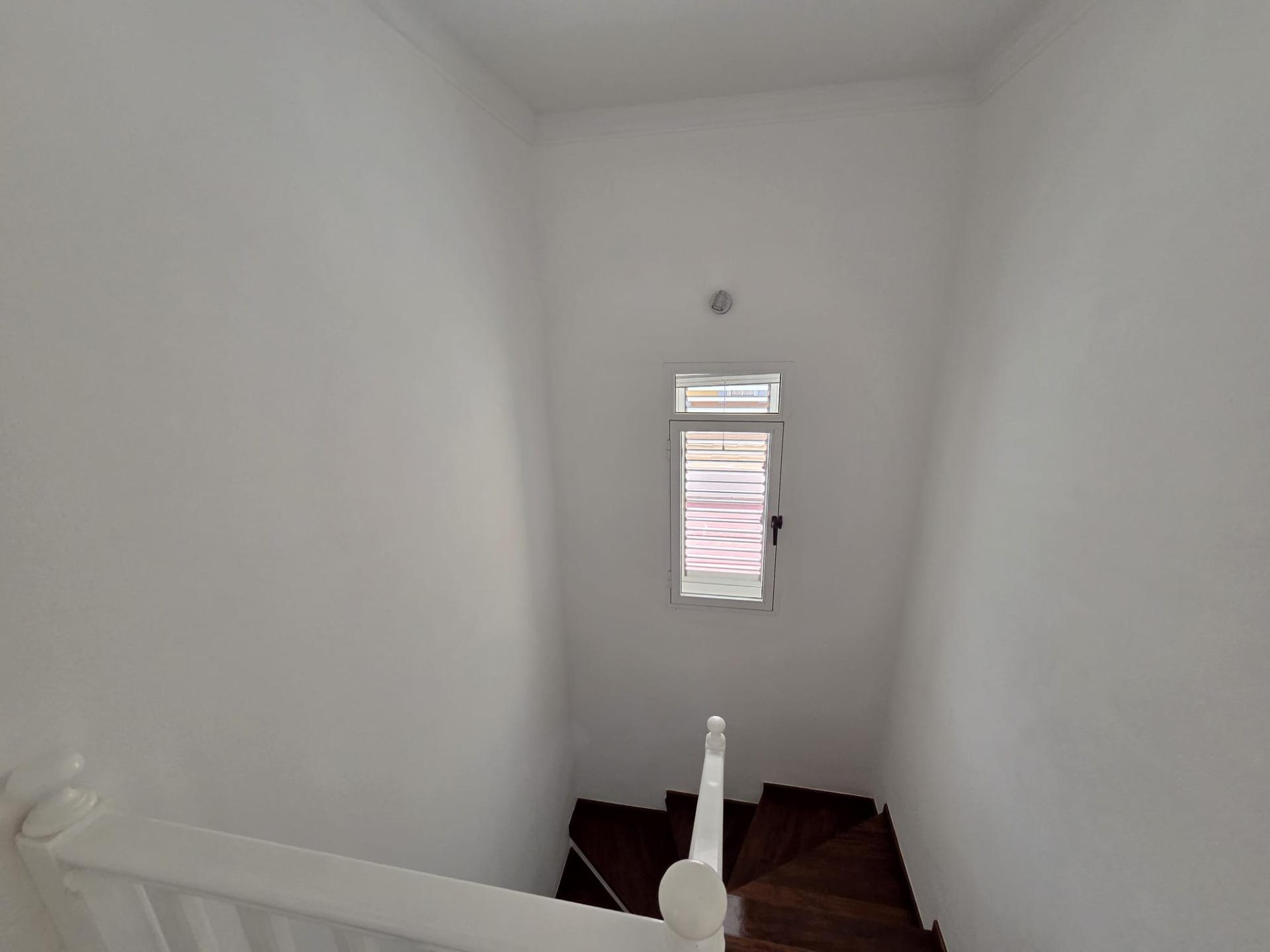 Chalet Pareado de 3 dormitorios en Esquina con Jardín y Aparcamiento en Castillo del Romeral