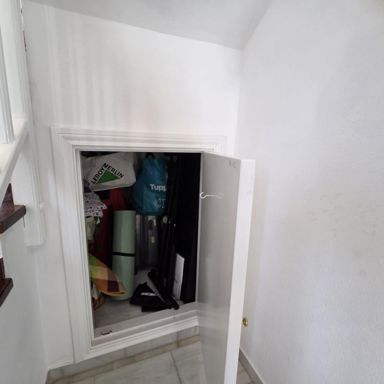 Chalet Pareado de 3 dormitorios en Esquina con Jardín y Aparcamiento en Castillo del Romeral