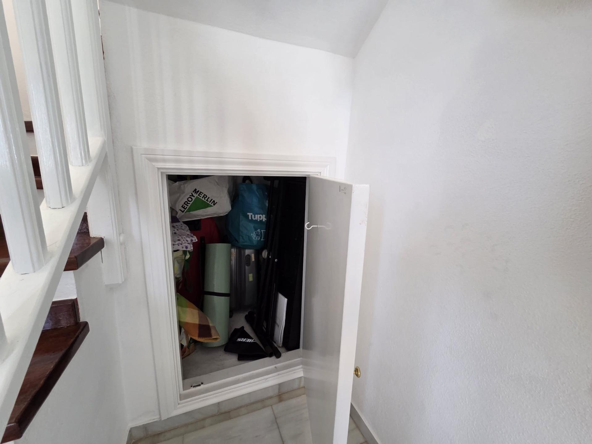 Chalet Pareado de 3 dormitorios en Esquina con Jardín y Aparcamiento en Castillo del Romeral