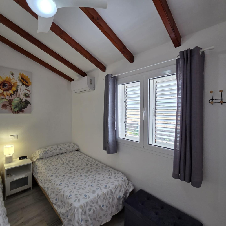 Chalet Pareado de 3 dormitorios en Esquina con Jardín y Aparcamiento en Castillo del Romeral