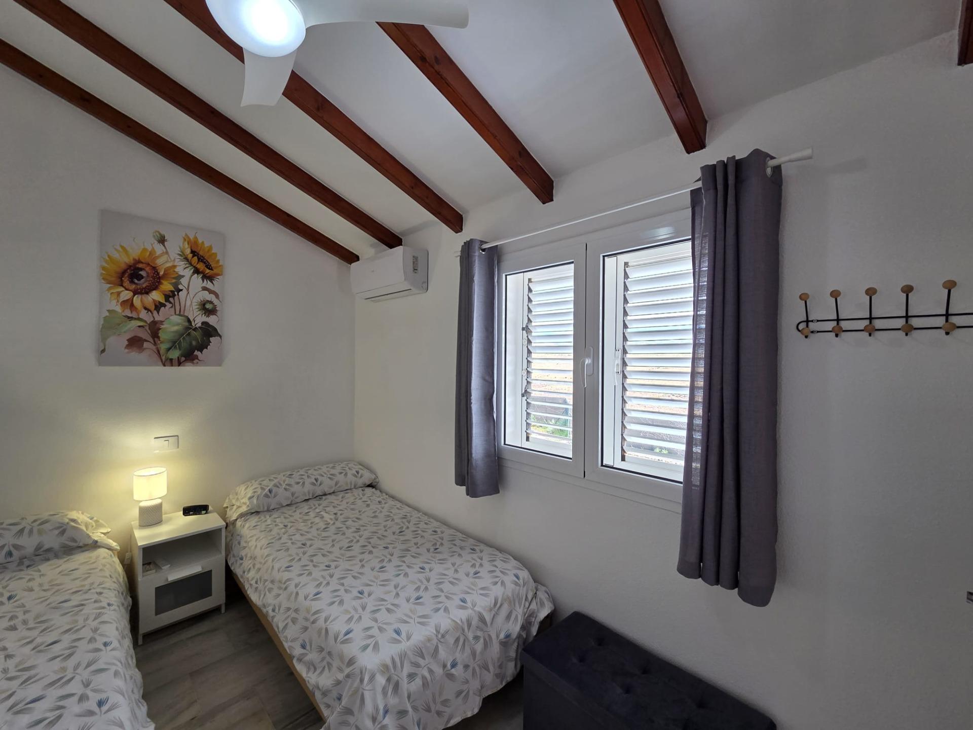 Chalet Pareado de 3 dormitorios en Esquina con Jardín y Aparcamiento en Castillo del Romeral