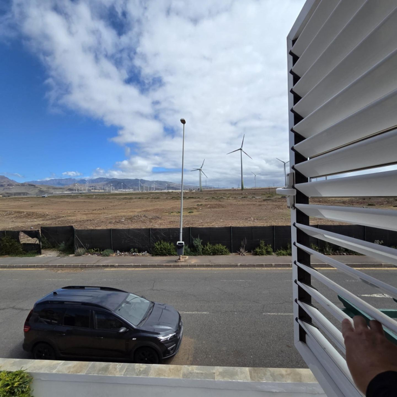 Chalet Pareado de 3 dormitorios en Esquina con Jardín y Aparcamiento en Castillo del Romeral