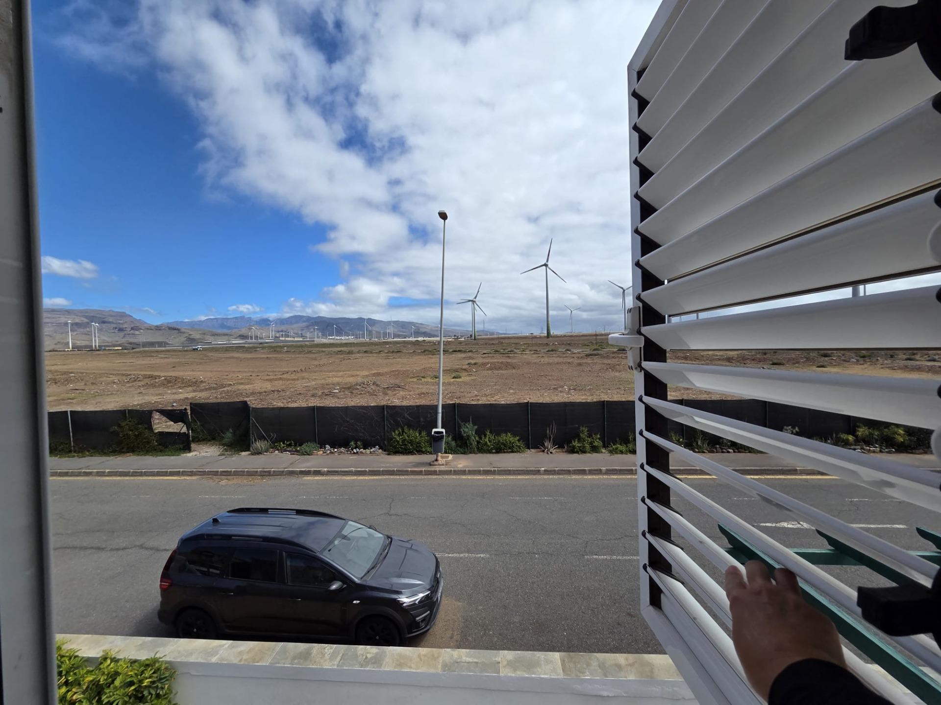 Chalet Pareado de 3 dormitorios en Esquina con Jardín y Aparcamiento en Castillo del Romeral