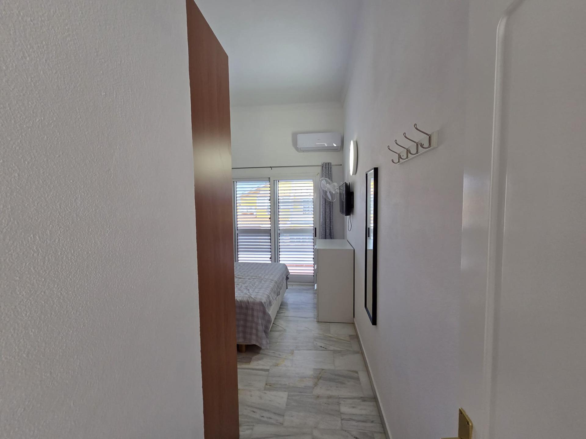 Chalet Pareado de 3 dormitorios en Esquina con Jardín y Aparcamiento en Castillo del Romeral