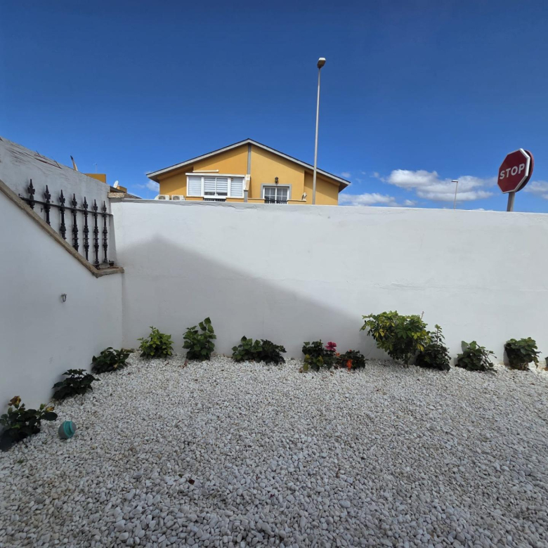Chalet Pareado de 3 dormitorios en Esquina con Jardín y Aparcamiento en Castillo del Romeral
