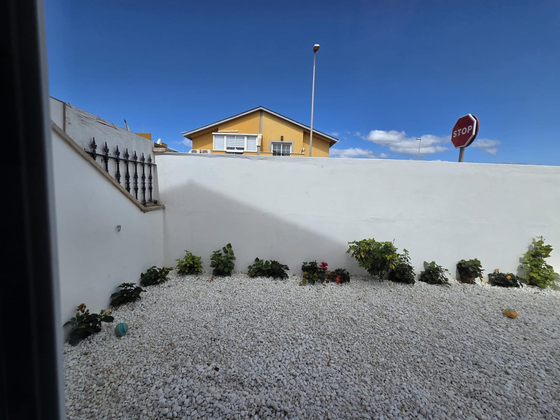 Chalet Pareado de 3 dormitorios en Esquina con Jardín y Aparcamiento en Castillo del Romeral