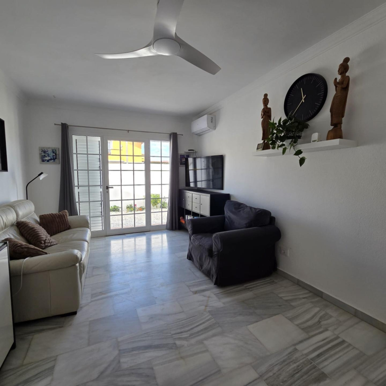 Chalet Pareado de 3 dormitorios en Esquina con Jardín y Aparcamiento en Castillo del Romeral
