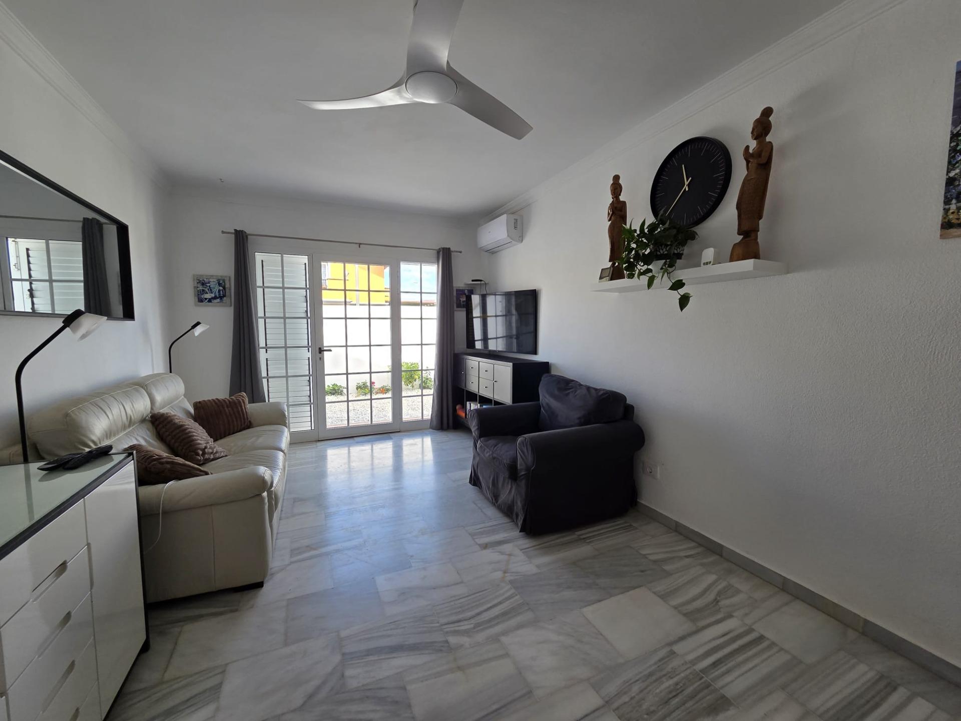 Chalet Pareado de 3 dormitorios en Esquina con Jardín y Aparcamiento en Castillo del Romeral